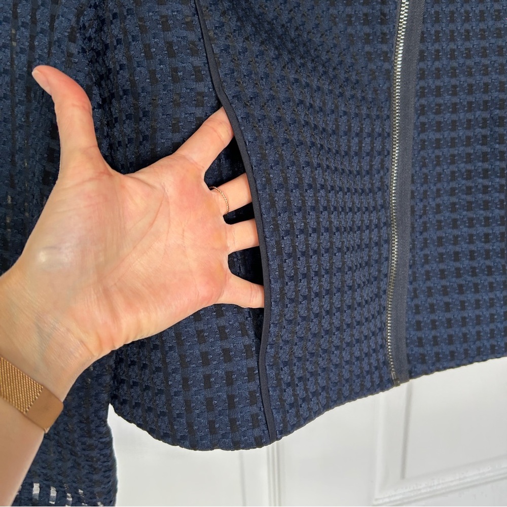 3/$20 T Tahari navy blue and black jacket, size small - Picture 5 of 11